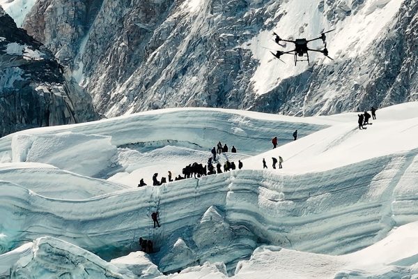 Consegne aeree sul tetto del mondo con DJI FlyCart30: il drone vola sull'Everest