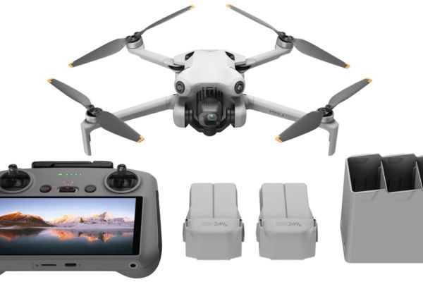 DJI Mini 4 Pro in versione Fly More Combo e radiocomando con schermo va in offerta su Amazon!