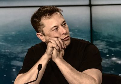 Elon Musk tuona: rischio ban per i dispositivi Apple nelle sue aziende