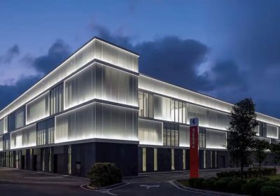 Ferrari inaugura già il nuovo e-building: sostenibilità e tecnologia, qui nascerà la prima elettrica