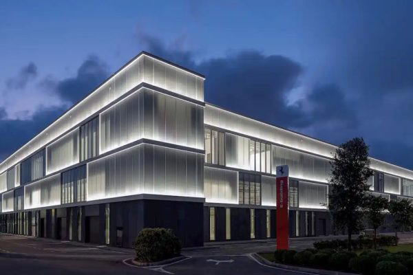 Ferrari inaugura già il nuovo e-building: sostenibilità e tecnologia, qui nascerà la prima elettrica