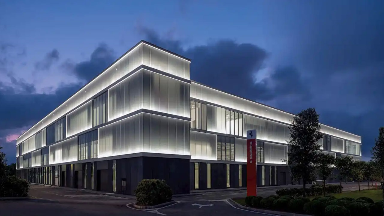 Ferrari inaugura già il nuovo e-building: sostenibilità e tecnologia, qui nascerà la prima elettrica