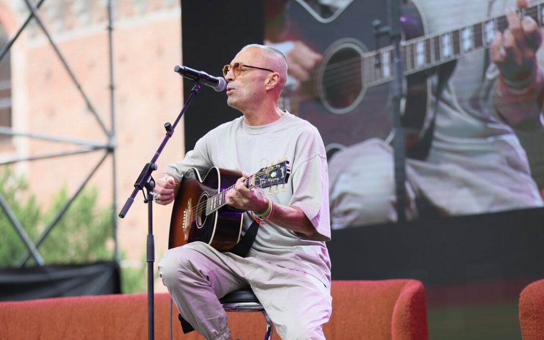 Alex Britti al Wired Next Fest 2024 di Milano: “Dietro alla libertà estetica di questi anni c’è anche una libertà di pensiero”