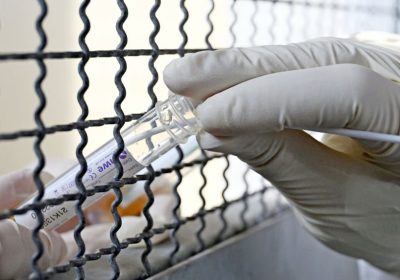 Influenza aviaria, cosa sappiamo della prima persona morta con H5N2