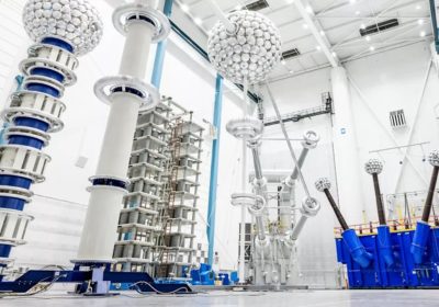 Hitachi investirà 4,5 miliardi di dollari per rafforzare la rete elettrica e accelerare la transizione verso l’energia pulita