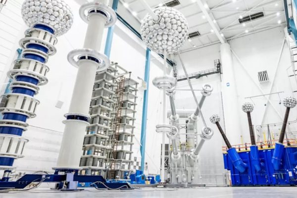 Hitachi investirà 4,5 miliardi di dollari per rafforzare la rete elettrica e accelerare la transizione verso l’energia pulita