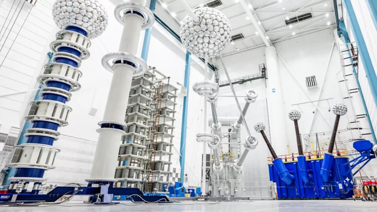 Hitachi investirà 4,5 miliardi di dollari per rafforzare la rete elettrica e accelerare la transizione verso l’energia pulita