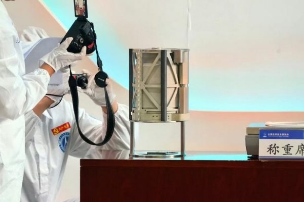 I campioni raccolti sulla Luna dalla missione cinese Chang'e-6 sono arrivati a Pechino