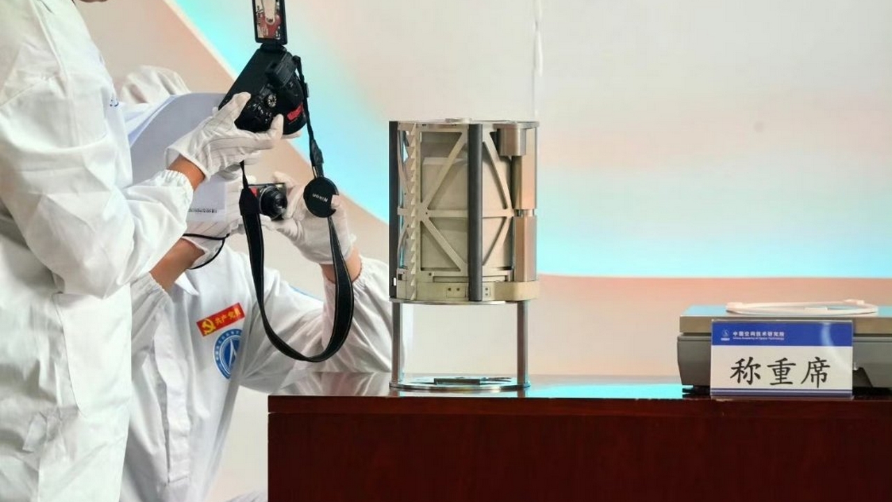 I campioni raccolti sulla Luna dalla missione cinese Chang'e-6 sono arrivati a Pechino