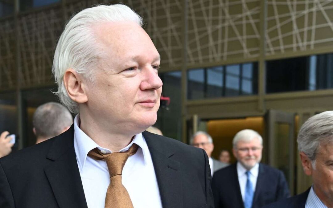 Julian Assange si dichiara colpevole e torna libero