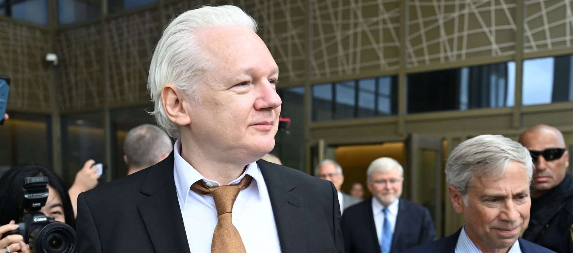 Julian Assange si dichiara colpevole e torna libero