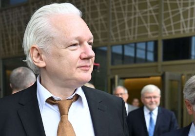 Julian Assange si dichiara colpevole e torna libero
