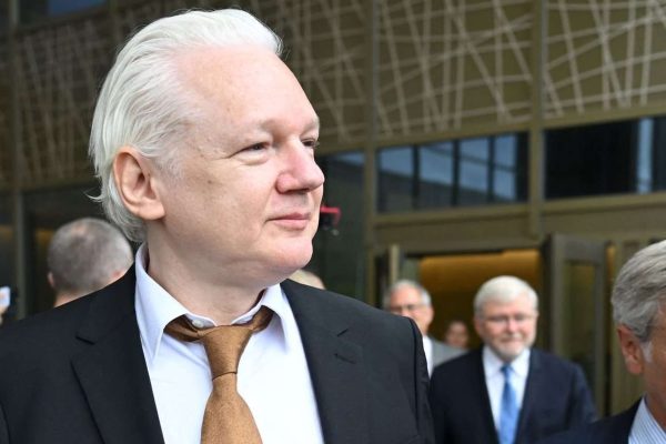 Julian Assange si dichiara colpevole e torna libero