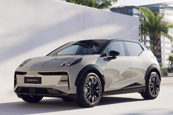 I dazi alle auto elettriche cinesi voluti dall'UE diventano ufficiali: rincari fino al 47%