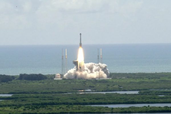 La navicella spaziale Boeing CST-100 Starliner è finalmente decollata, a bordo due astronauti NASA