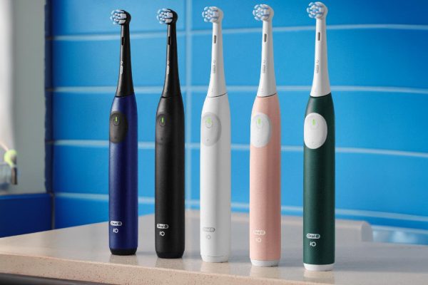 Lo spazzolino elettrico ricaricabile Oral-B iO 9 scende di prezzo da 299 a 199€, e non è l'unico Oral-B ora in offerta