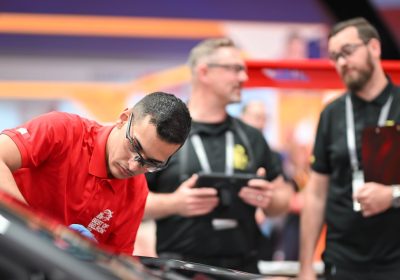 Siamo stati al campionato del mondo di riparatori di vetri per auto