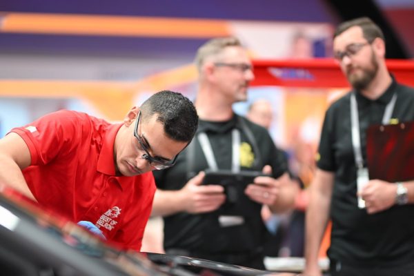 Siamo stati al campionato del mondo di riparatori di vetri per auto