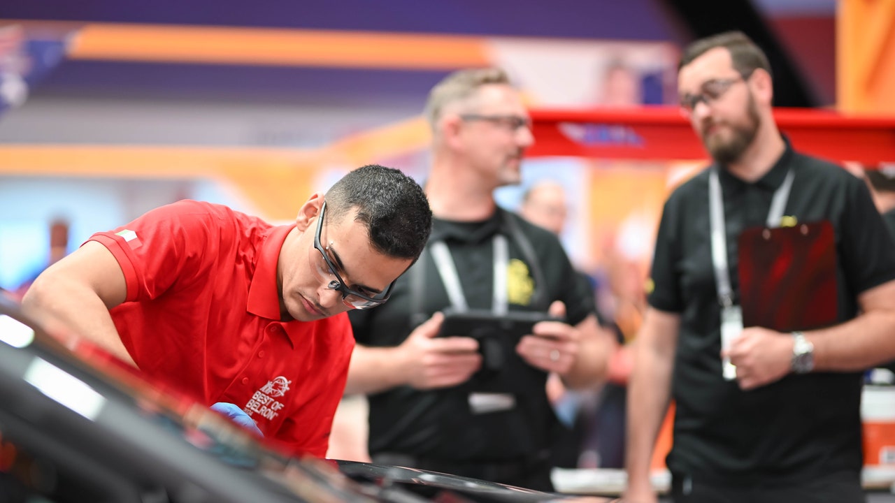 Siamo stati al campionato del mondo di riparatori di vetri per auto