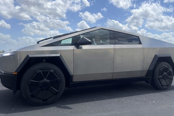 Ora sappiamo quanti Cybertruck ha prodotto Tesla, grazie a due richiami per difetti