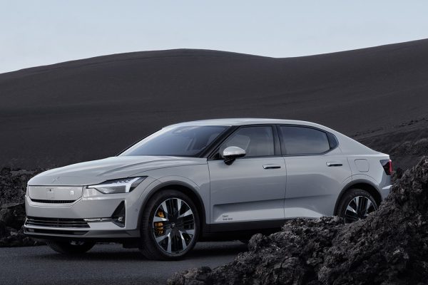 Polestar 2 arriva al MY25, novità estetiche e per i pacchetti optional