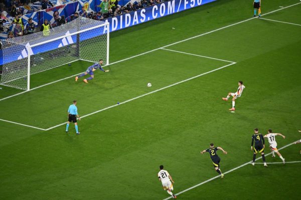 Calcio, come tirare il rigore perfetto secondo la fisica