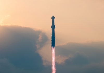 SpaceX ha rilasciato nuove immagini e video del quarto lancio di Starship, compreso il rientro di Super Heavy