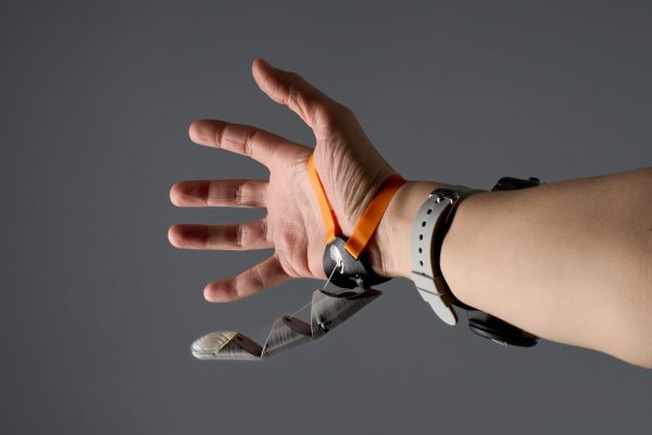 Third Thumb, come funziona il terzo pollice robotico facile da usare per (quasi) tutti