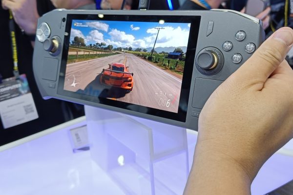 Zotac ZONE pronta al debutto: la portatile Windows con Ryzen 7 8840U e schermo AMOLED