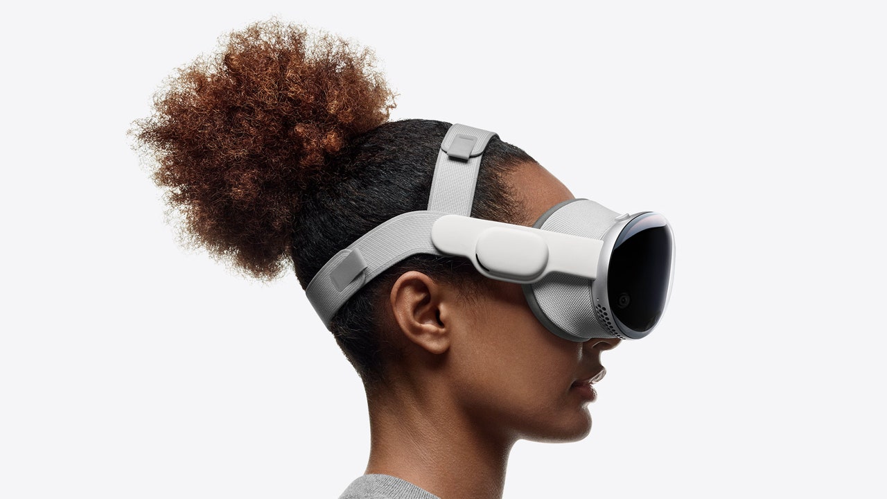 Apple ferma lo sviluppo di Vision Pro 2 per concentrarsi su una versione economica