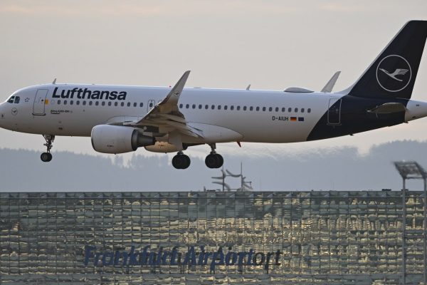 Biglietti aerei, davvero costeranno di più a causa di una norma europea?