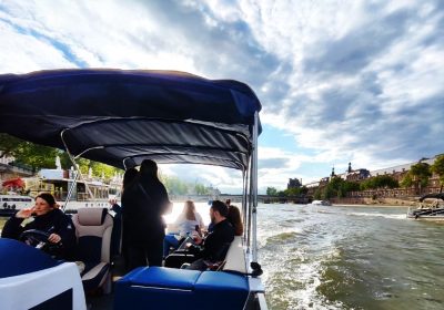 La electric boat di Uber Cruise a Parigi è free