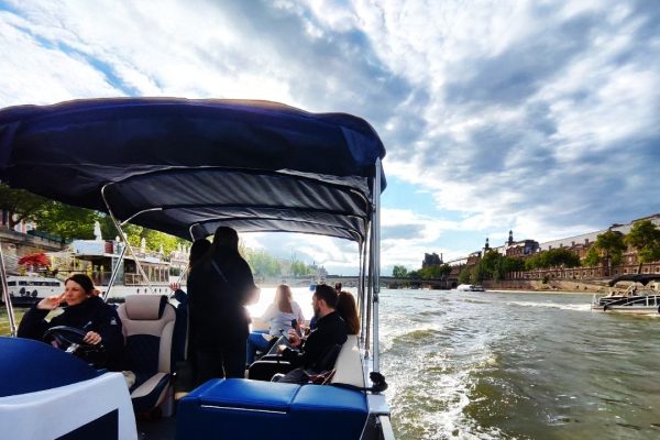 La electric boat di Uber Cruise a Parigi è free