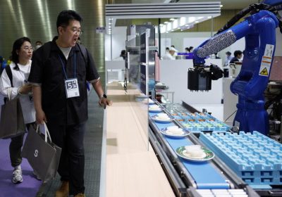 Il futuro è qui: il robot che sbuccia frutta e verdura con due mani