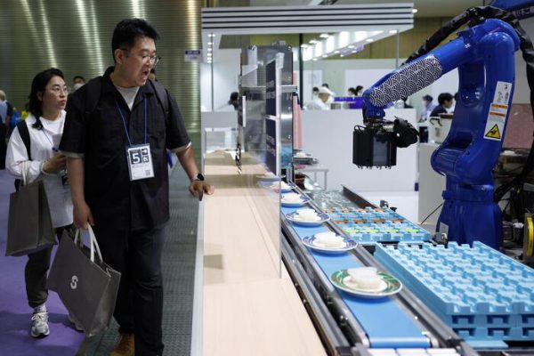 Il futuro è qui: il robot che sbuccia frutta e verdura con due mani