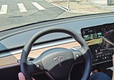 Tesla Full Self Driving: bene, ma le mani restano sul volante