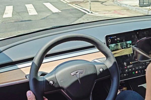 Tesla Full Self Driving: bene, ma le mani restano sul volante