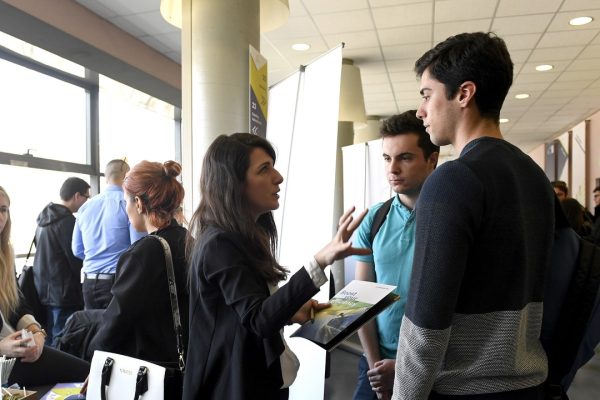 Neet, cos’è questa storia che in Italia 9 su 10 lavorano in nero
