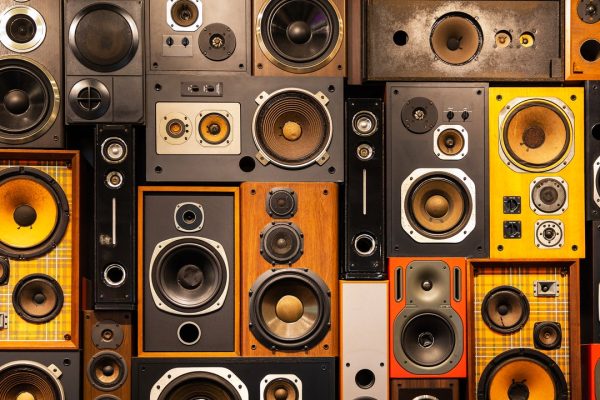 Musica, i retroscena dell’industria tra featuring forzati e scomparsa del romanticismo