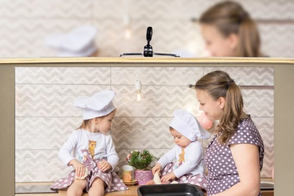 Baby influencer e sharenting, in Italia ci sono molte proposte per regolarli ma è ora di passare ai fatti