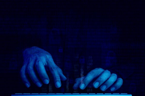 Attacchi cyber contro le aziende in aumento in Italia