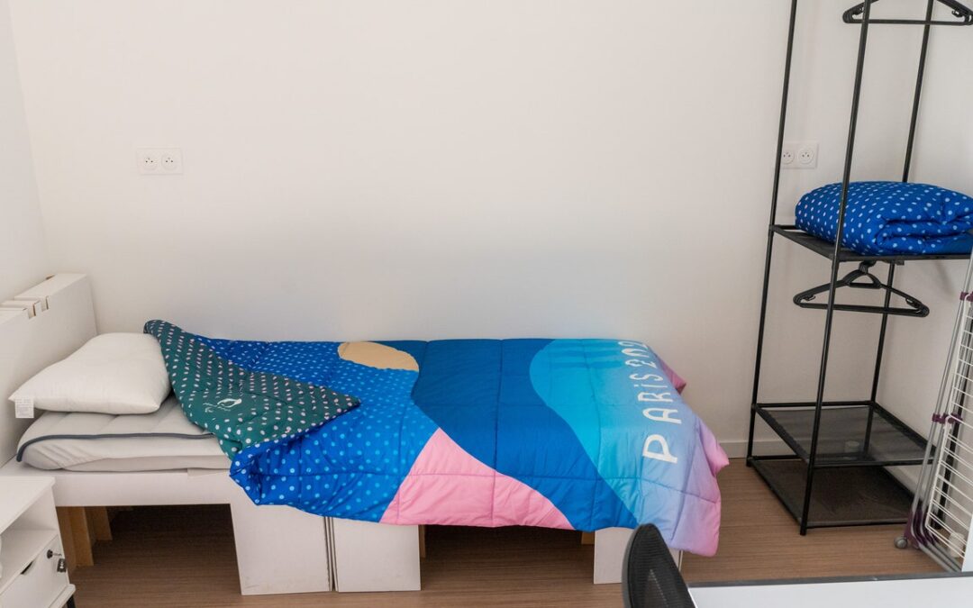 Olimpiadi di Parigi 2024, perché i letti degli atleti sono fatti di cartone?