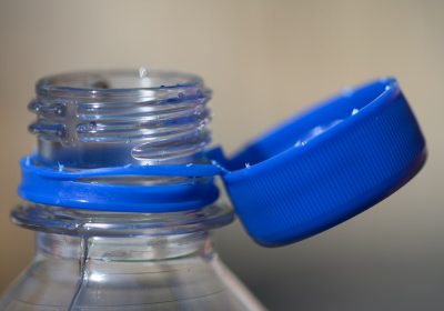 I tappi attaccati alle bottiglie diventano un obbligo in Europa