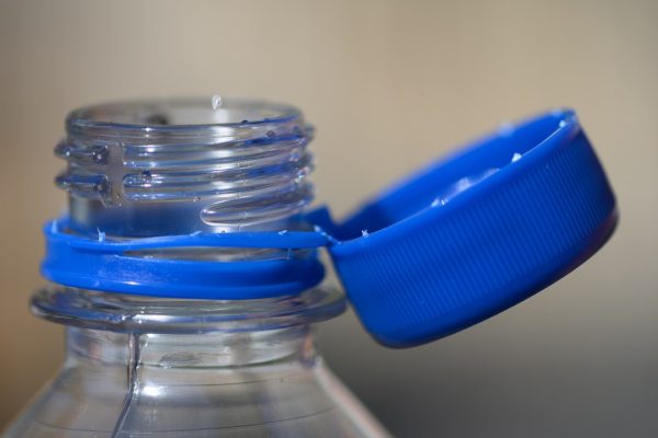 I tappi attaccati alle bottiglie diventano un obbligo in Europa