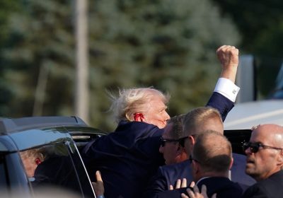 Sneakers Trump, già sold out quelle che celebrano la sopravvivenza di Trump all’attentato