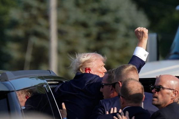 Sneakers Trump, già sold out quelle che celebrano la sopravvivenza di Trump all’attentato