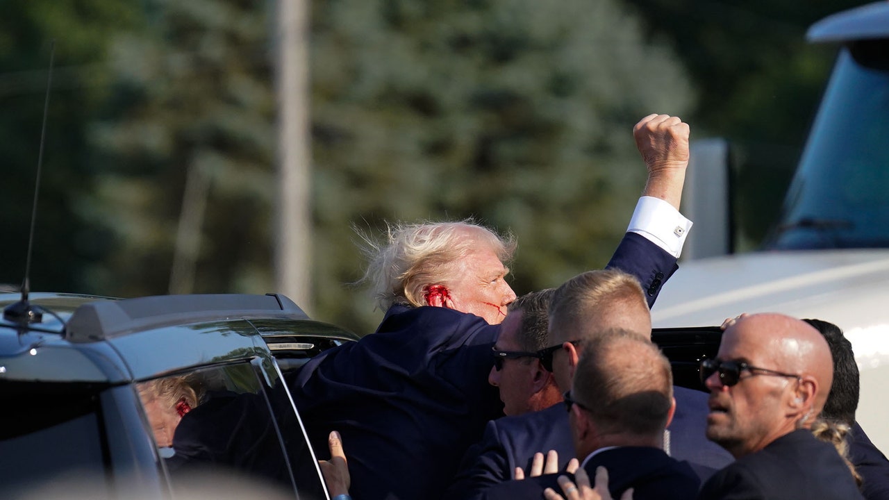 Sneakers Trump, già sold out quelle che celebrano la sopravvivenza di Trump all’attentato