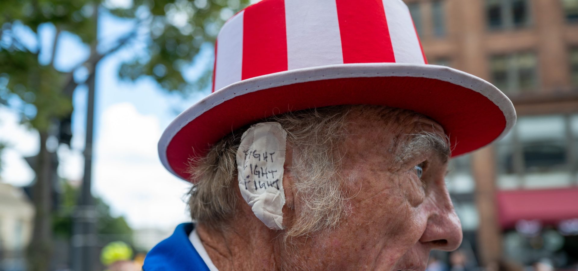 Trump, ora i sostenitori vanno in giro con l’orecchio bendato