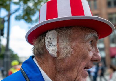 Trump, ora i sostenitori vanno in giro con l’orecchio bendato