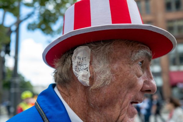 Trump, ora i sostenitori vanno in giro con l’orecchio bendato
